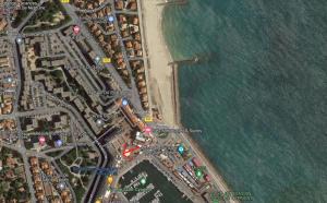 - une carte d'une plage au bord de l'eau dans l'établissement Saint Cyprien Sud Méditerranée., à Saint-Cyprien