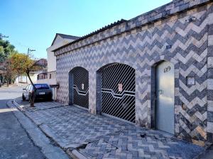 グアルーリョスにあるPousada Guarulhosの二つのガレージドアと駐車メーターのある建物