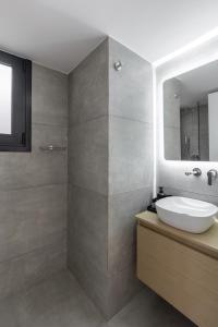 een badkamer met een wastafel en een spiegel bij Elliot in Athene