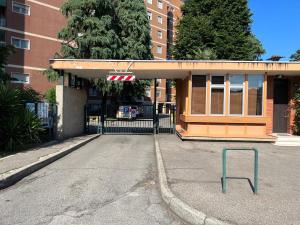 un parcheggio vuoto con canestro da basket di fronte a un edificio di Apartment La Casa del Viaggiatore - 4 ppl - 13min to Milan - Free public parking a Trezzano sul Naviglio