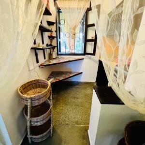 un pasillo con una cesta y una ventana en Private cottages @ Karibuni Villas en Malindi