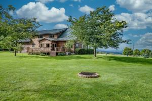 uma casa com uma árvore e um pneu no quintal em Keuka Breeze em Dundee