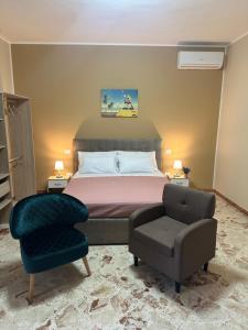 1 dormitorio con 1 cama y 1 silla en Saphir b&b, en Nardò