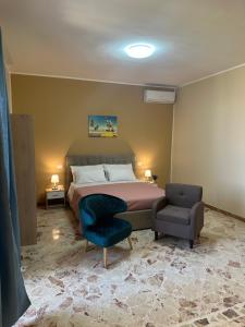 1 dormitorio con 1 cama, 1 silla y 1 sofá en Saphir b&b, en Nardò