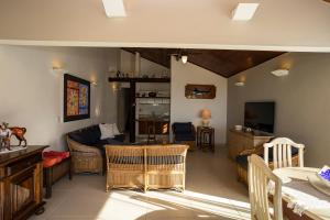 a living room with a couch and a table at Casa com Vista Mar e 2 Suítes | CBR 07 in Búzios