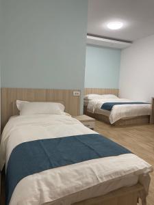 um quarto com duas camas num quarto em home in superior如家 em Surčin