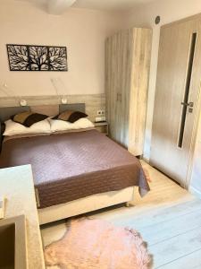 een slaapkamer met een groot bed in een kamer bij Pokoje gościnne Nadrzeczna in Kazimierz Dolny