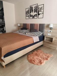 een slaapkamer met een bed en een tapijt op de vloer bij Pokoje gościnne Nadrzeczna in Kazimierz Dolny