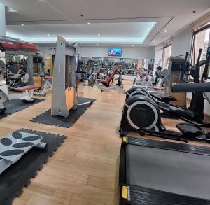 un gimnasio con cintas de correr y máquinas en una habitación en Alejandro 1º Hotel en Salta