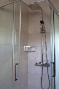 y baño con ducha y puerta de cristal. en Apartments in Vimianzo, The Heart of Costa da Morte, en A Coruña