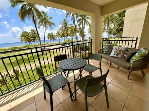 un balcone con tavolo e sedie e l'oceano di Beachfront Villa in the Rio Mar Resort a Rio Grande