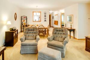 Una sala de estar con dos sillas y una mesa. en Lovely White Mountains Condo Hike, Ski and Unwind!, en Lincoln