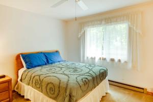 un dormitorio con una cama y una ventana en Lovely White Mountains Condo Hike, Ski and Unwind!, en Lincoln 22 fotos más