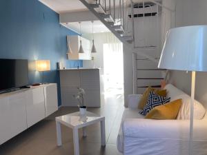 un soggiorno con divano bianco e scala di Villa Italia - Marina di Lesina a Lesina