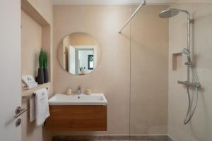 een badkamer met een wastafel en een douche bij House & Home Slatine in Slatine