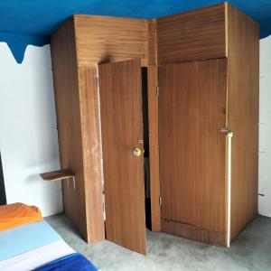 Schlafzimmer mit zwei Holztüren und einem Bett in der Unterkunft Pensao Zé Doce in Portela