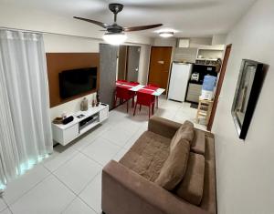 - un salon avec un canapé et une table dans l'établissement Apartamento Maceió - De frente a Praia de Jatiuca, à Maceió