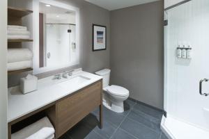 Uma casa de banho em Staybridge Suites Wilmington Downtown, an IHG Hotel