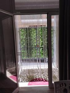 una puerta corredera de cristal con vistas a un patio en Appartamenti Nella, en Trappeto