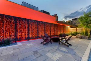 un patio con 2 sillas y una pared roja en Best Western Plus Clocktower Inn en Billings