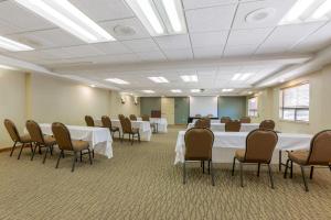 una sala de conferencias con mesas y sillas blancas. en Best Western Plus Clocktower Inn, en Billings