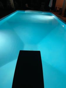 basen z niebieskimi światłami w obiekcie Villa Iris w mieście Iglesias