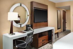 DoubleTree by Hilton Hotel Annapolis的电视和/或娱乐中心