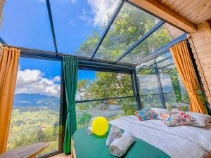 ein Schlafzimmer mit einem großen Fenster in einem Baumhaus in der Unterkunft Organic village bungalow in Ayder Yaylasi