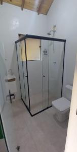 ein Badezimmer mit Dusche und Toilette in der Unterkunft Eco Chalés Pedra Bela in Pedra Bela + 12 Fotos