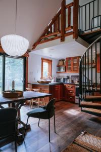 uma cozinha com mesa e cadeiras num quarto em The Leeway em Mount Tremper