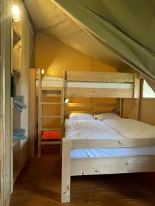 1 Schlafzimmer mit 2 Etagenbetten in einem Zimmer in der Unterkunft Safari Tent M in Berdorf