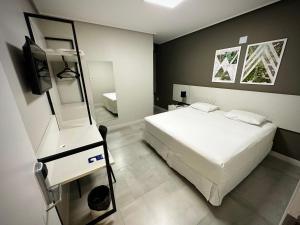 - une chambre avec un lit et une télévision dans l'établissement DM HOTEL, à Propriá
