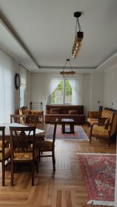 a living room with a table and chairs and a couch at Müstakil Villa Dairesi in Kavala