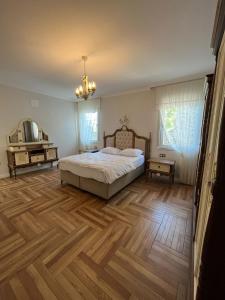 a bedroom with a bed and a wooden floor at Müstakil Villa Dairesi in Kavala