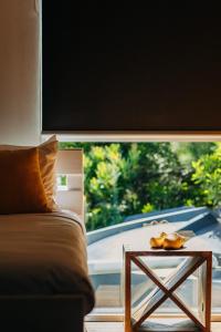 sala de estar con mesa y ventana en Holland House Bay of Fires en Binalong Bay