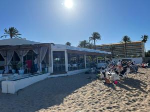 - un groupe de personnes assises sur la plage dans l'établissement Denia Holiday Service, à Dénia