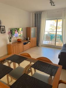 un salon avec un canapé et une table dans l'établissement Denia Holiday Service, à Dénia