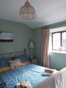 Postel nebo postele na pokoji v ubytování 2 Bed Cottage - Sleeps 4 - Pets - Parking