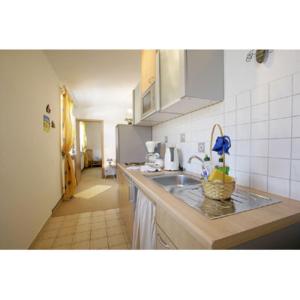 eine Küche mit einer Spüle und einer Arbeitsplatte in der Unterkunft Ferienwohnung Lütt-Matt´n -01 in Ahlbeck