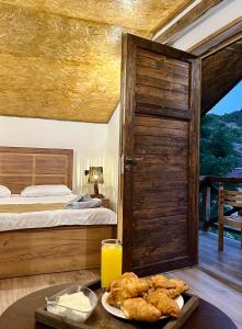 um quarto com uma cama e uma mesa com pão em Ojakh Resort em Ijevan