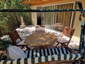 um pátio com uma mesa e cadeiras num alpendre em Exotic Vacation Home em Telti