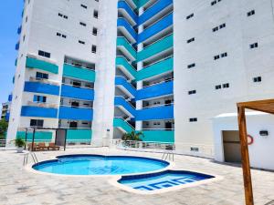 una piscina frente a un edificio en Apartamentos con vista al mar Brisa Marina Rodadero - by Bedviajes, en Santa Marta
