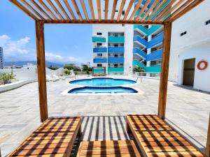un patio con piscina y un edificio en Apartamentos con vista al mar Brisa Marina Rodadero - by Bedviajes, en Santa Marta