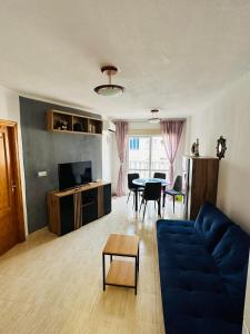 salon z niebieską kanapą i stołem w obiekcie Apartamento Belsol w mieście Torrevieja