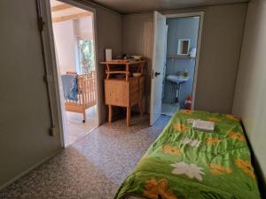 um quarto com uma cama com um edredão verde em Exotic Vacation Home em Telti