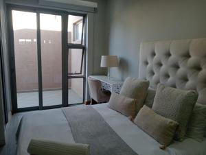 Un pat sau paturi într-o cameră la Stylish modern 2 bed apartment in Shaka's Rock +17 fotografii