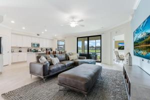 ein Wohnzimmer mit einem Sofa und einem Tisch in der Unterkunft STUNNING New Construction Condo close to everything! - Condo Coastal Soul - Roelens Vacations in Fort Myers Villas