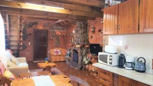 Il dispose d'une cuisine et d'un salon avec une cheminée en pierre. dans l'établissement Casa da Rústica, à Atalaia de Cima