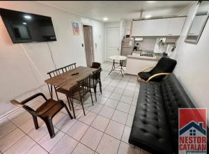 uma sala de estar com um sofá, uma mesa e uma cozinha em Departamento Reñaca em Viña del Mar