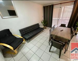 uma sala de estar com um sofá e uma mesa em Departamento Reñaca em Viña del Mar